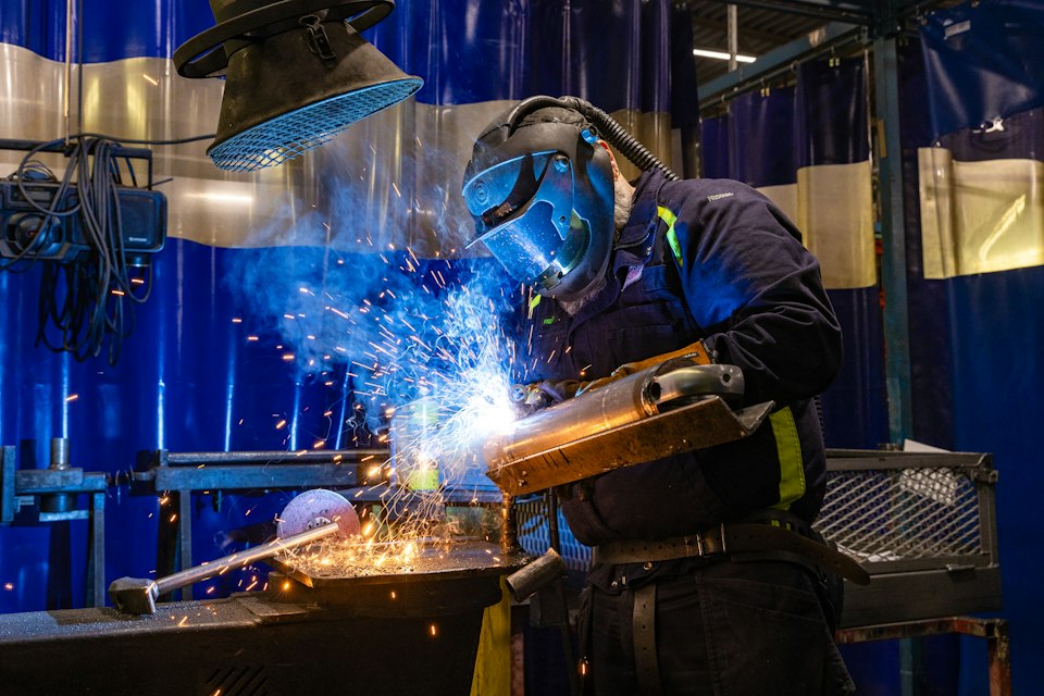 Metallin ja valon kohta — kuvituskuva